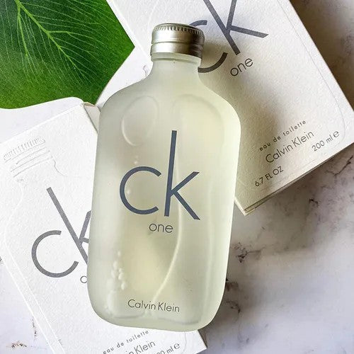 CK One: La Historia del Perfume que Rompió los Moldes de los Noventa y Sigue Vigente